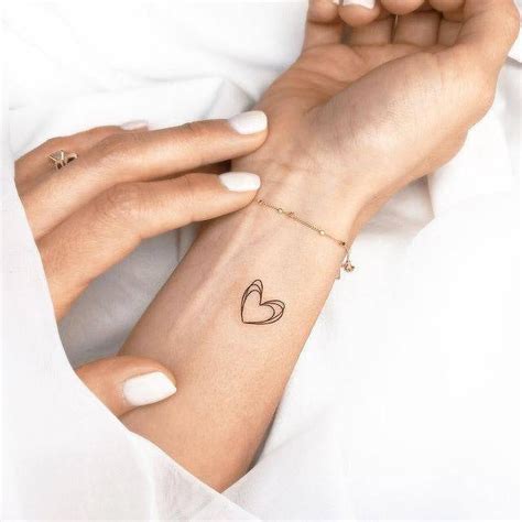 tatuaje de corazon pequeño|20 tatuajes de corazones: pequeños, simples,。